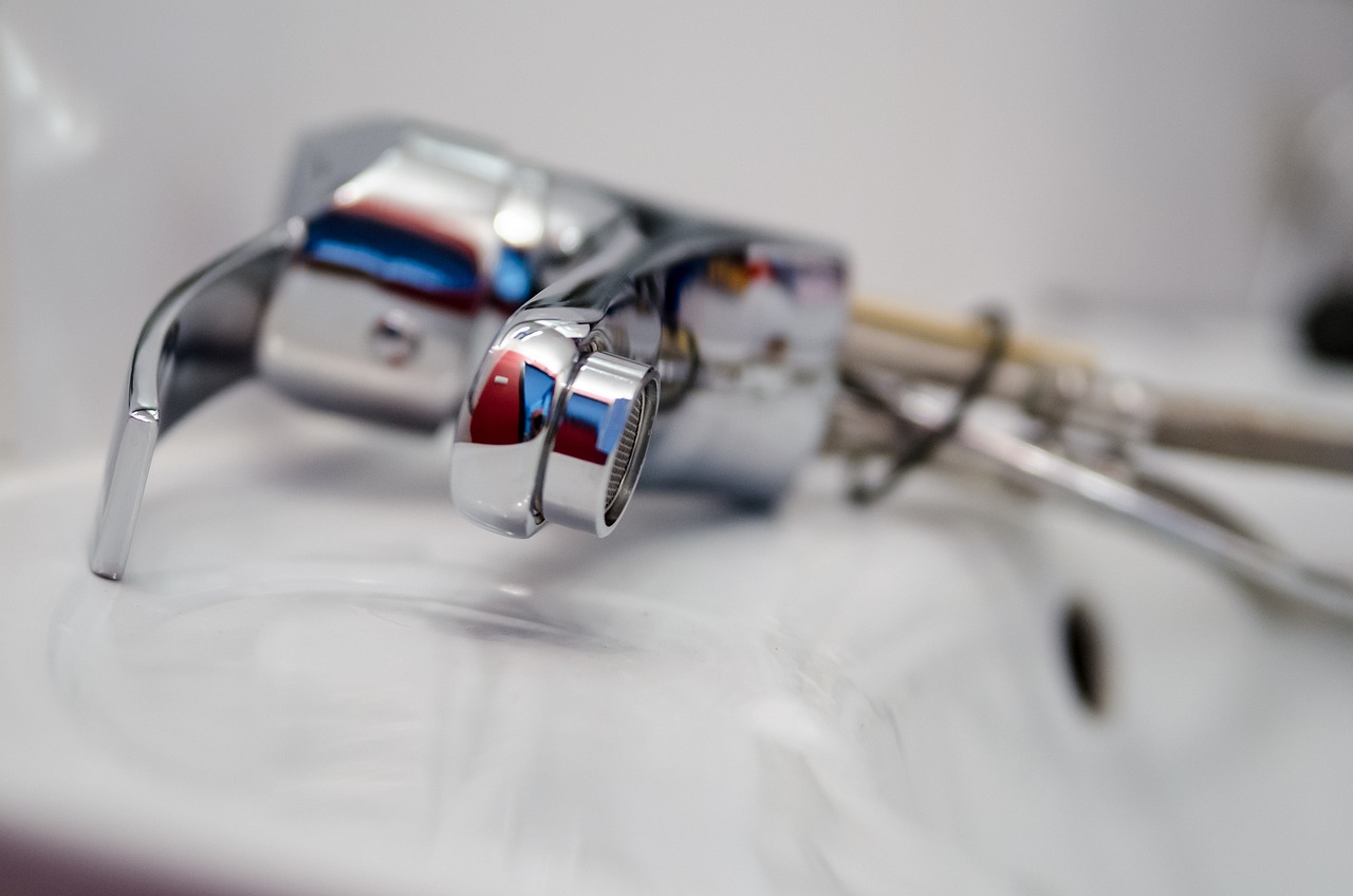 Arizona plumber fixing kitchen sink
